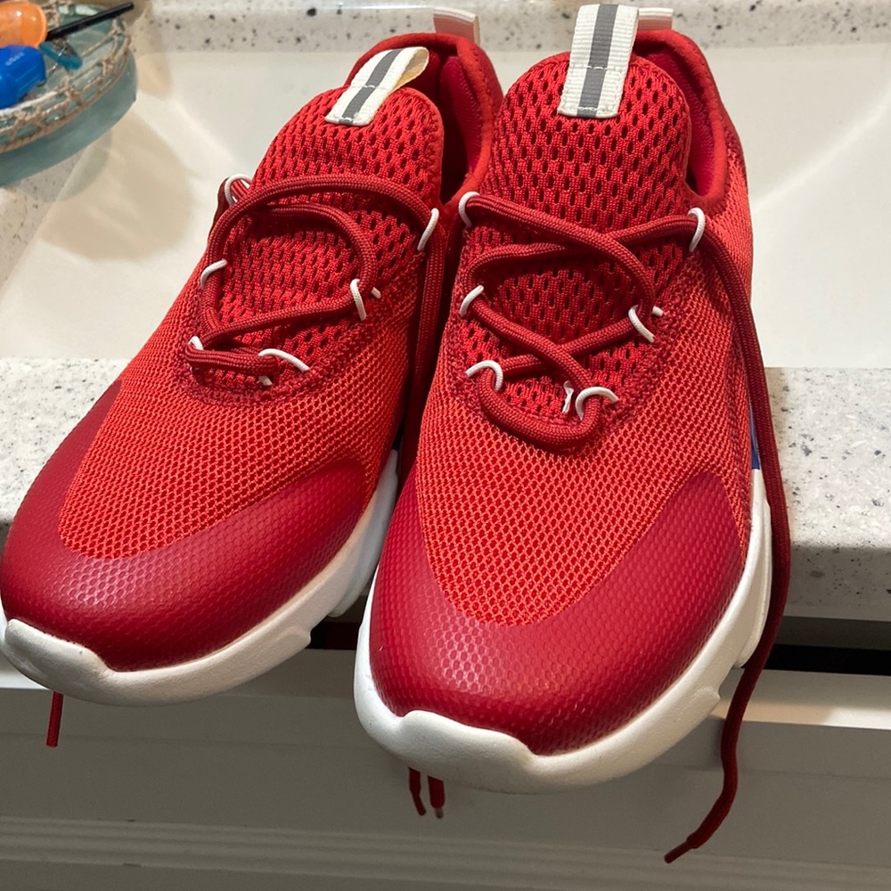 DSG sneakers  size 5 youth